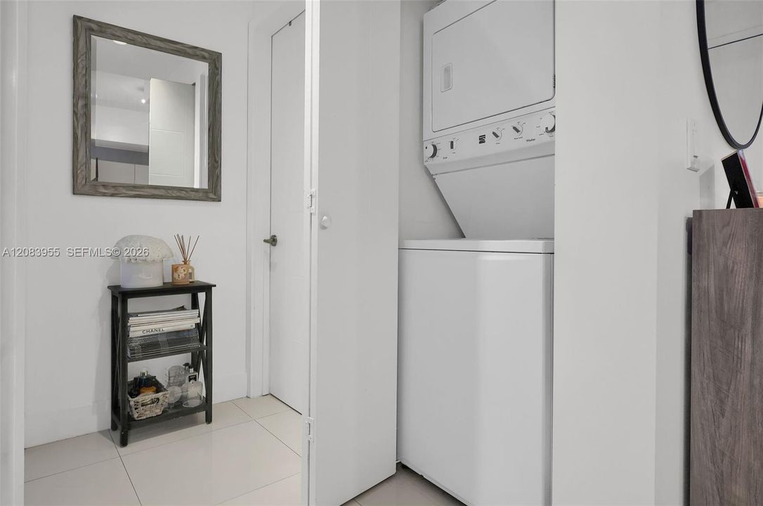 For Sale: $458,000 (1 beds, 1 baths, 766 Square Feet)