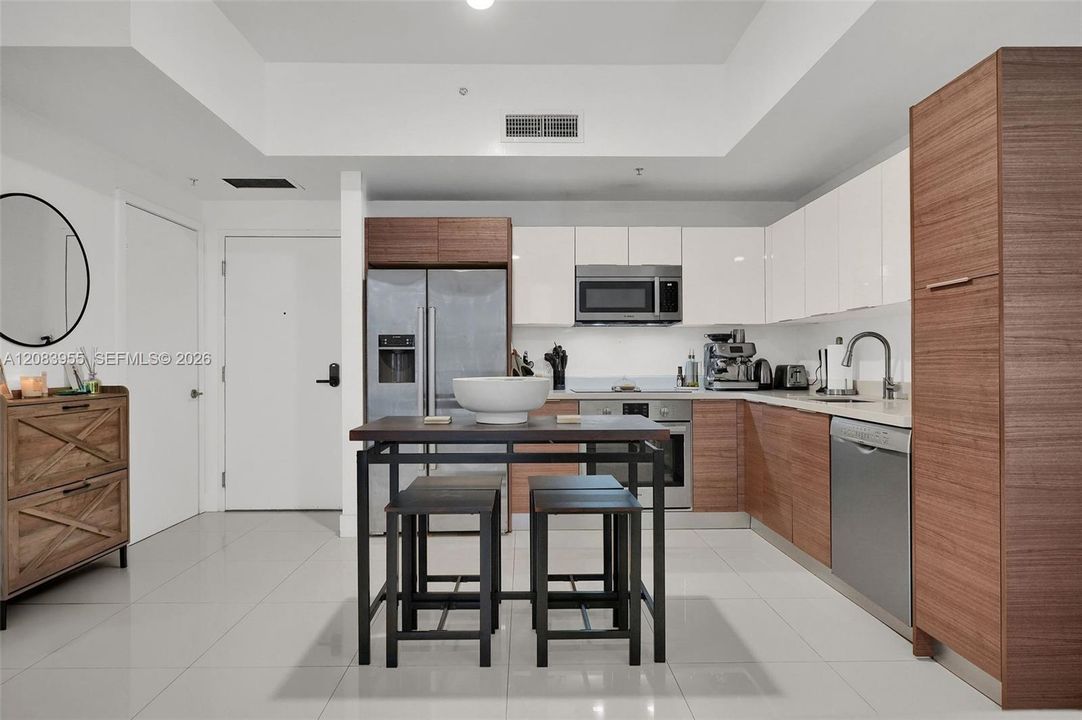 For Sale: $458,000 (1 beds, 1 baths, 766 Square Feet)