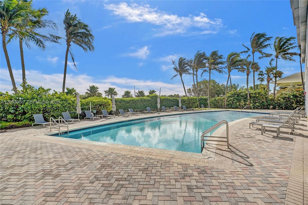 For Rent: $4,600 (1 beds, 1 baths, 818 Square Feet)