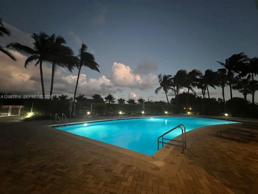 For Rent: $4,600 (1 beds, 1 baths, 818 Square Feet)