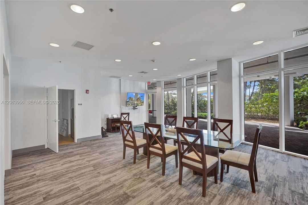 For Rent: $4,600 (1 beds, 1 baths, 818 Square Feet)