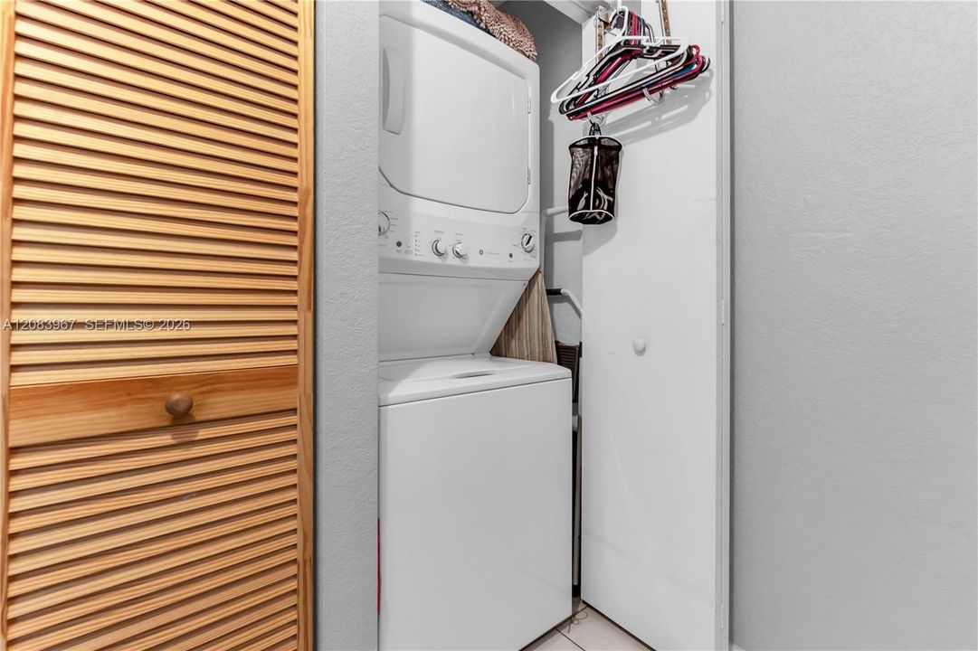 На продажу: $390,000 (2 спален, 1 ванн, 870 Квадратных фут)