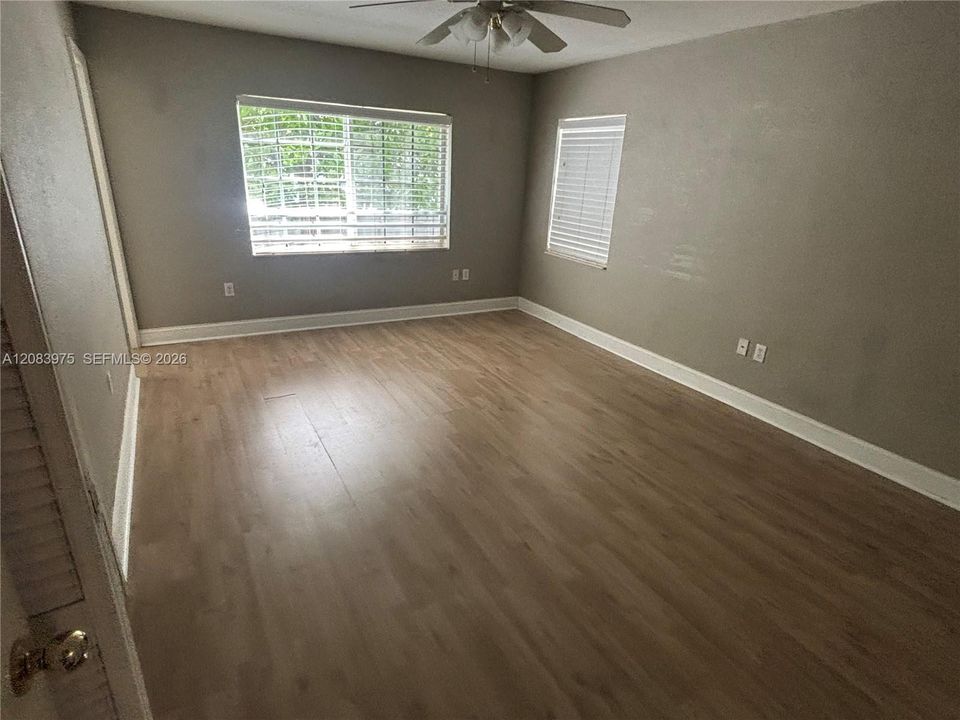 For Sale: $375,000 (2 beds, 2 baths, 1071 Square Feet)