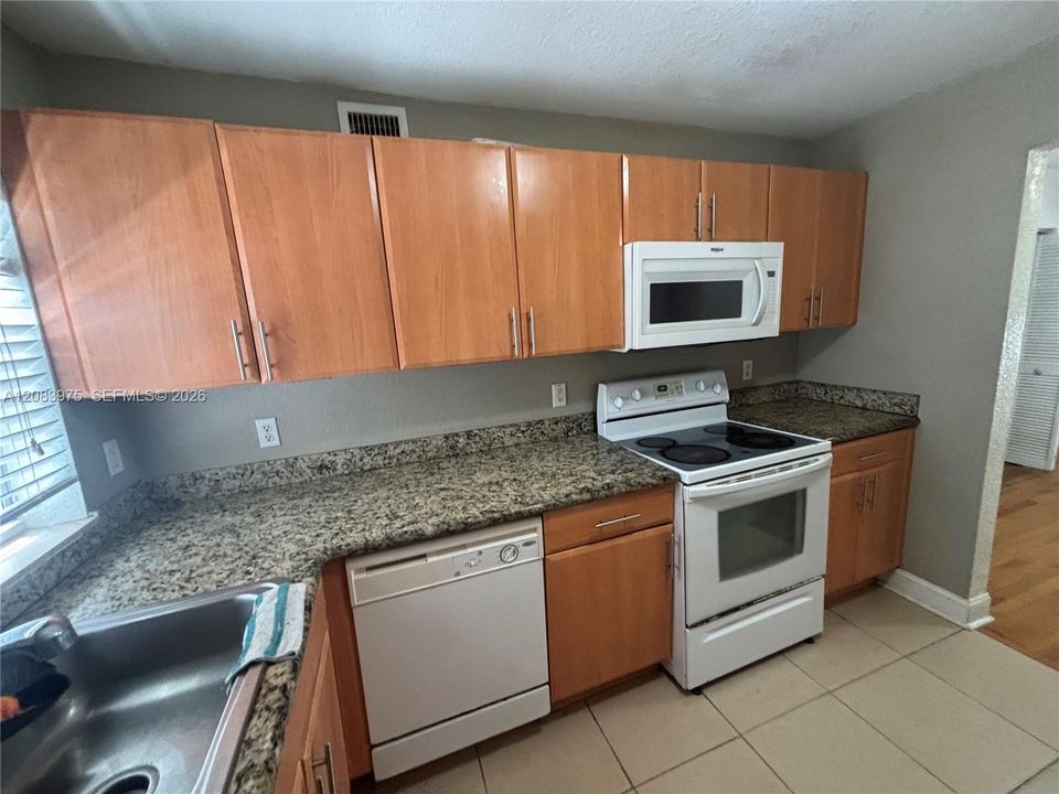 For Sale: $375,000 (2 beds, 2 baths, 1071 Square Feet)