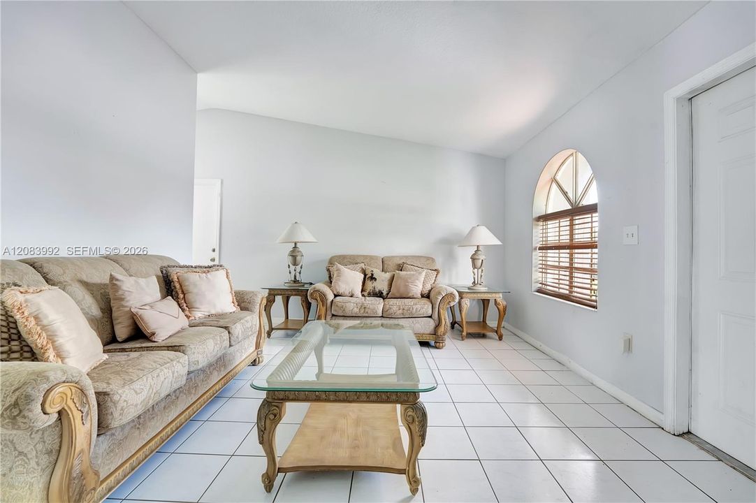En Venta: $600,000 (4 camas, 2 baños, 1614 Pies cuadrados)