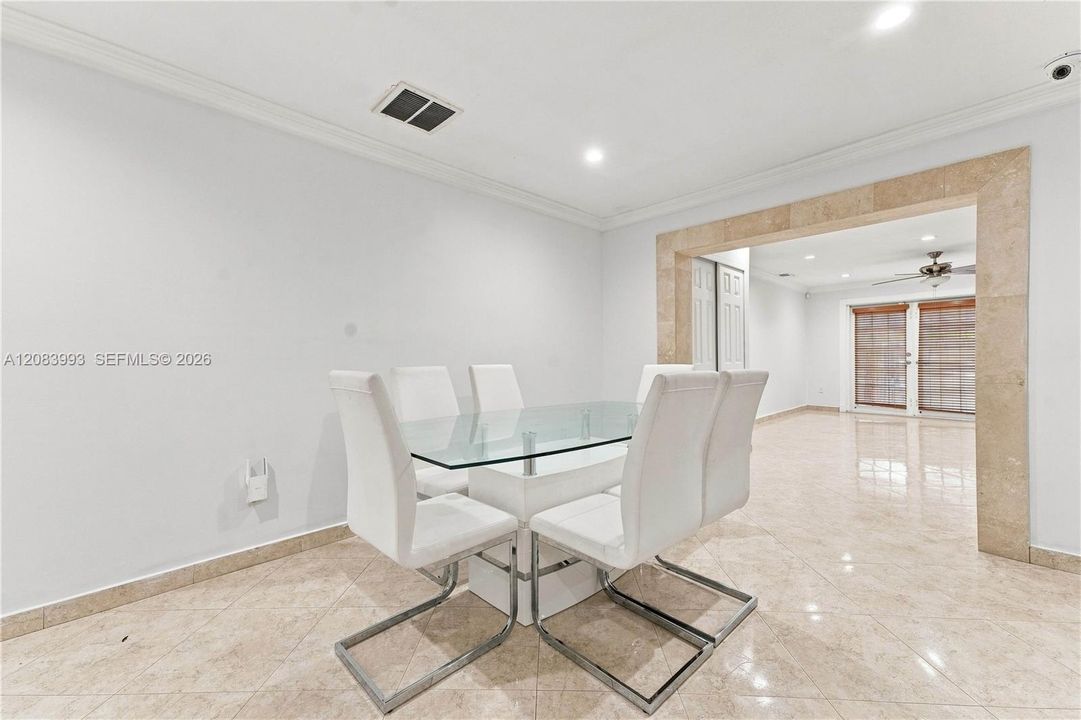На продажу: $827,000 (5 спален, 2 ванн, 2057 Квадратных фут)