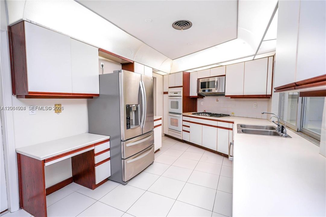 En Venta: $797,000 (2 camas, 3 baños, 2732 Pies cuadrados)