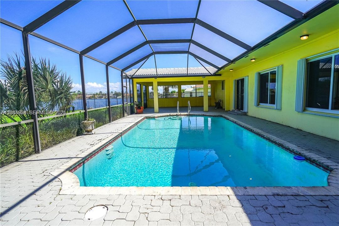 En Venta: $797,000 (2 camas, 3 baños, 2732 Pies cuadrados)