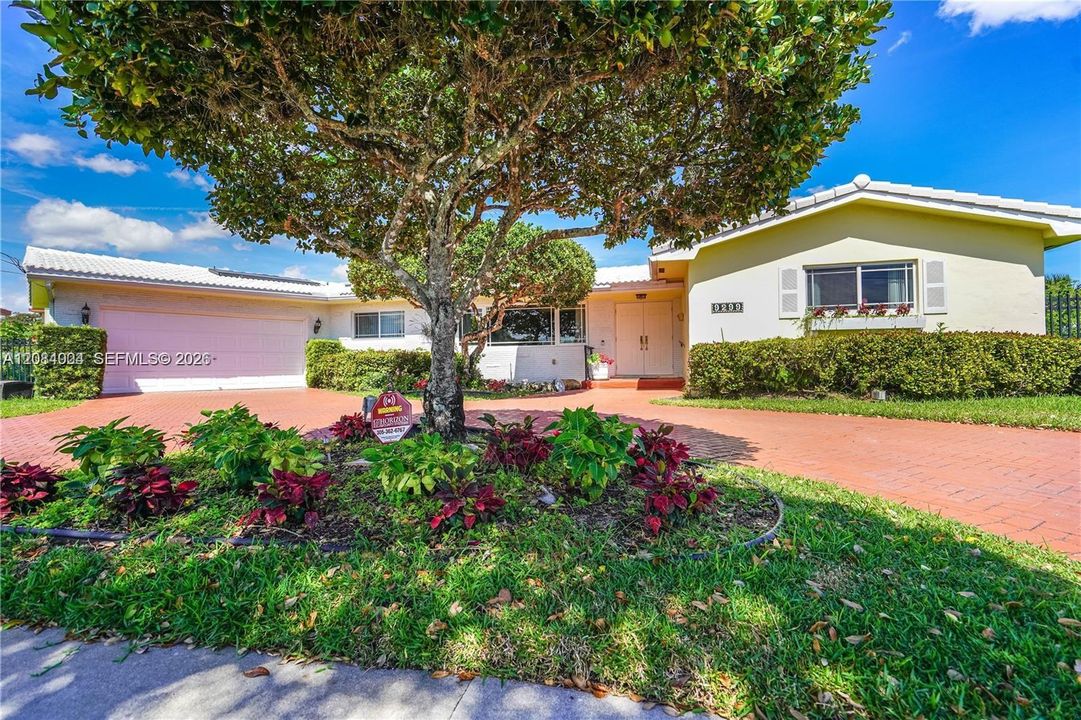 En Venta: $797,000 (2 camas, 3 baños, 2732 Pies cuadrados)