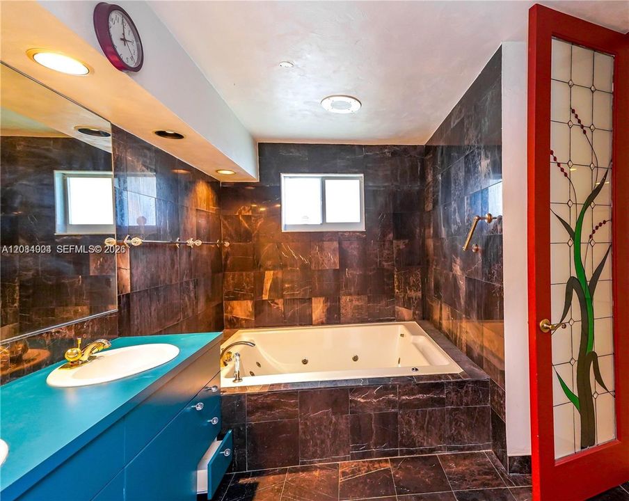 En Venta: $797,000 (2 camas, 3 baños, 2732 Pies cuadrados)