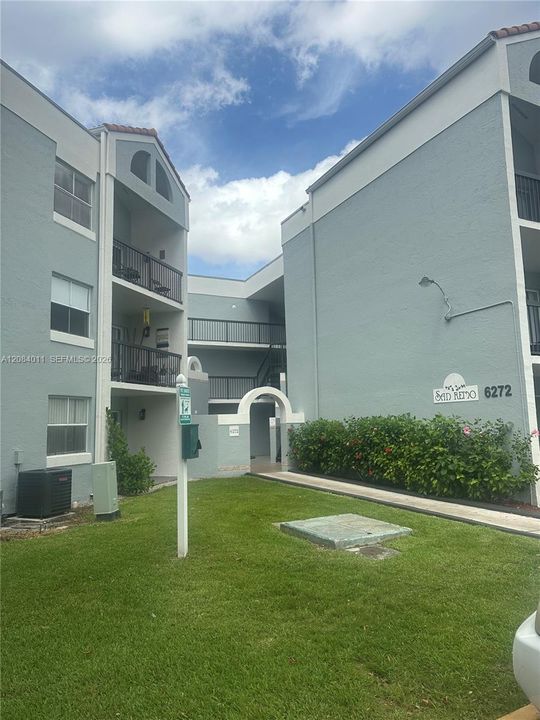 For Rent: $2,300 (2 beds, 2 baths, 950 Square Feet)