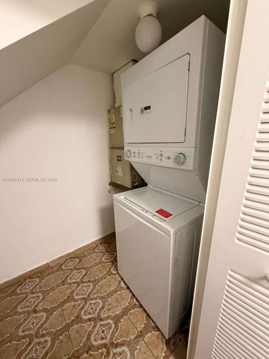 For Rent: $2,200 (2 beds, 1 baths, 1000 Square Feet)