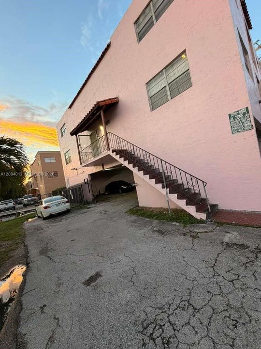 For Rent: $2,200 (2 beds, 1 baths, 1000 Square Feet)