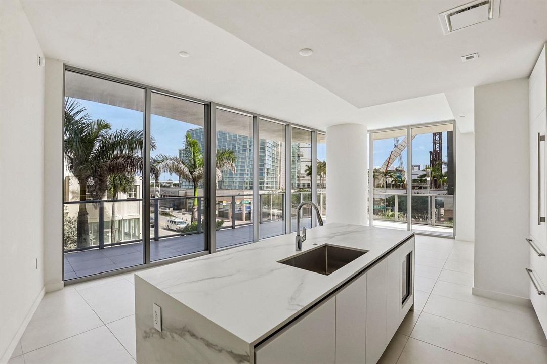 12-web-or-mls-Biscayne Blvd 201-S0409-01