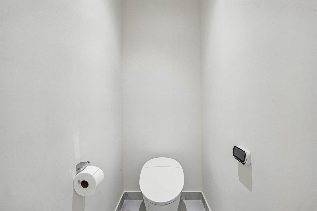 37-web-or-mls-Biscayne Blvd 201-S0409-03