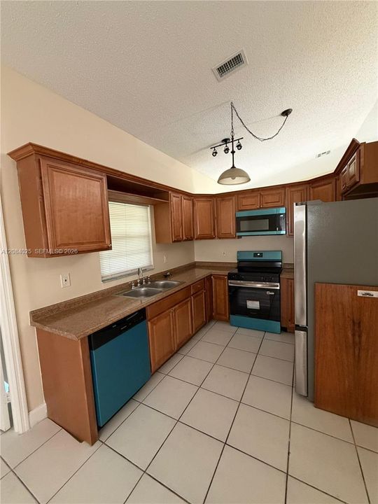 В аренду: $4,050 (4 спален, 2 ванн, 1578 Квадратных фут)