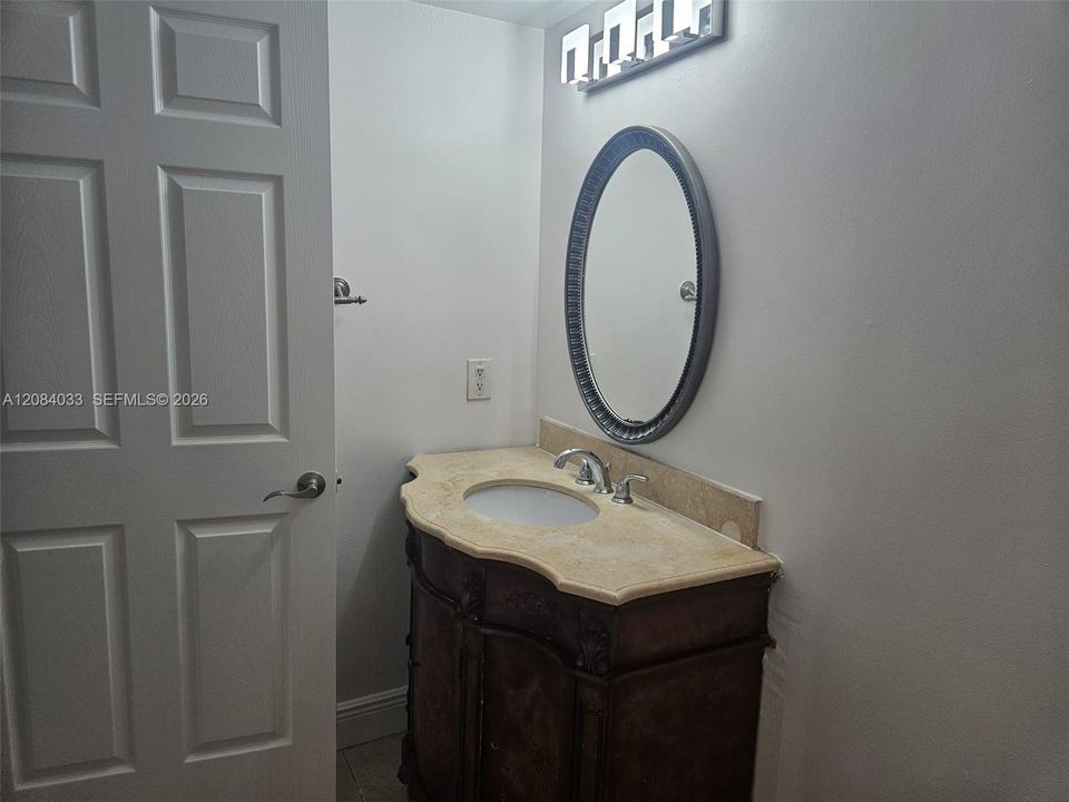 For Rent: $1,700 (1 beds, 1 baths, 695 Square Feet)