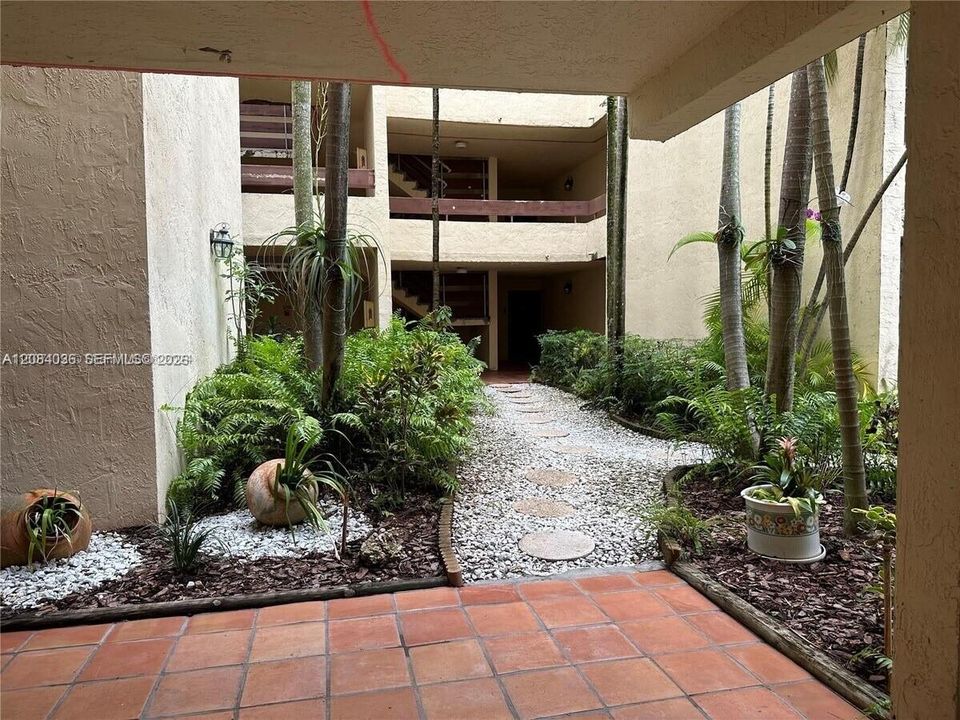 For Rent: $1,750 (1 beds, 1 baths, 750 Square Feet)