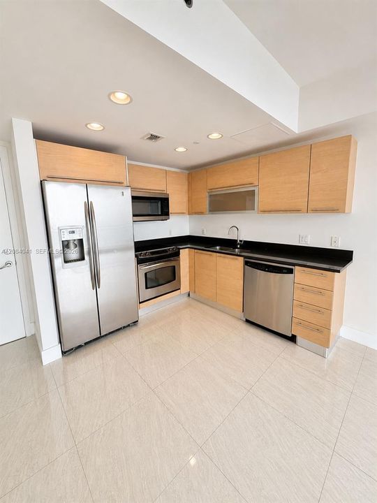 For Rent: $3,000 (1 beds, 1 baths, 639 Square Feet)