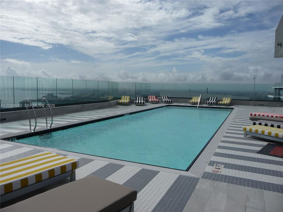 En Venta: $700,000 (1 camas, 2 baños, 880 Pies cuadrados)