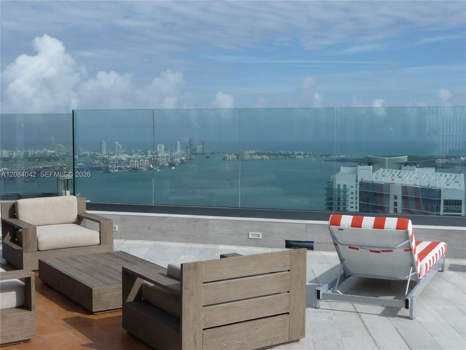 En Venta: $700,000 (1 camas, 2 baños, 880 Pies cuadrados)
