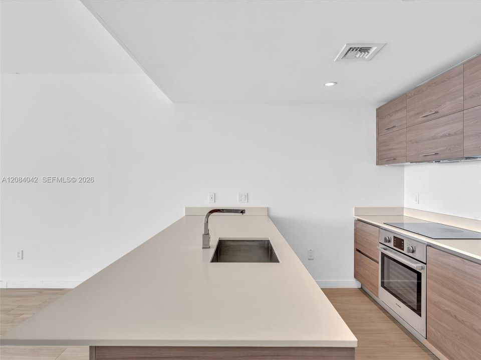 En Venta: $700,000 (1 camas, 2 baños, 880 Pies cuadrados)