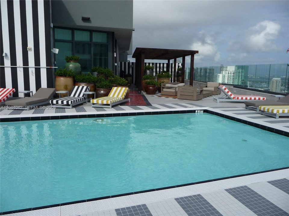 En Venta: $700,000 (1 camas, 2 baños, 880 Pies cuadrados)