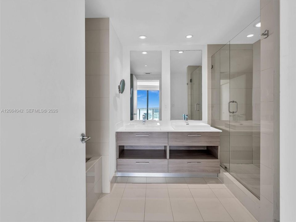 En Venta: $700,000 (1 camas, 2 baños, 880 Pies cuadrados)