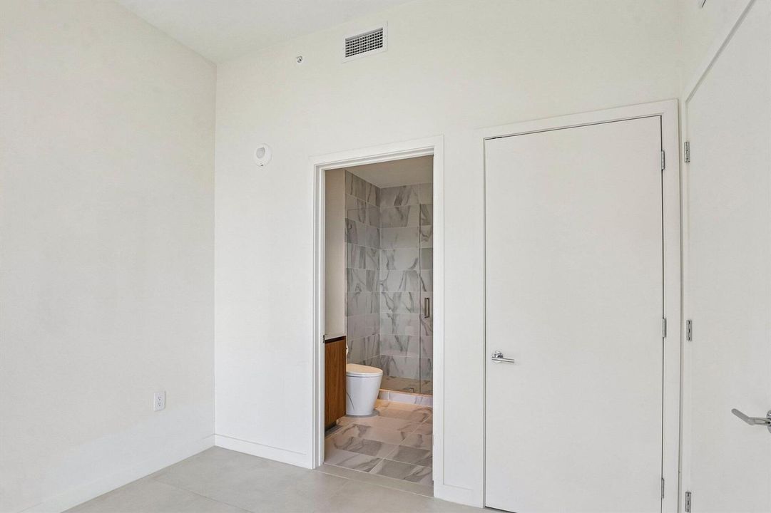 43-web-or-mls-Biscayne Blvd 201-S0409-04