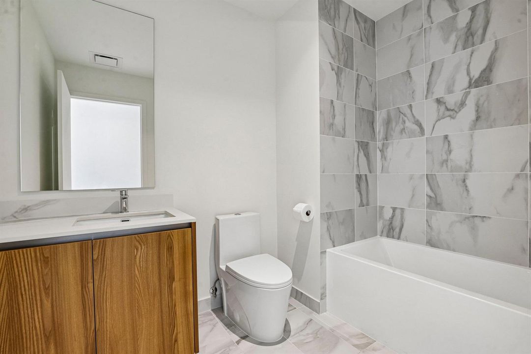 30-web-or-mls-Biscayne Blvd 201-S0409-03