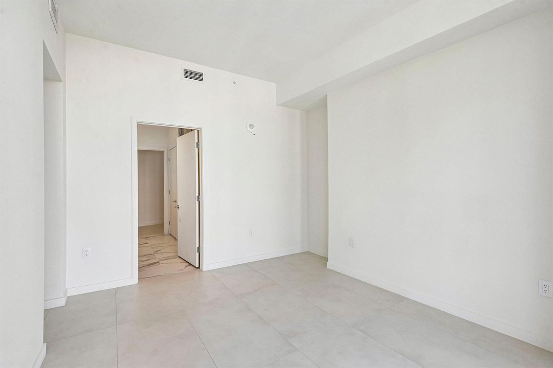 33-web-or-mls-Biscayne Blvd 201-S0409-03