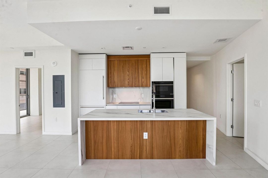 18-web-or-mls-Biscayne Blvd 201-S0409-01