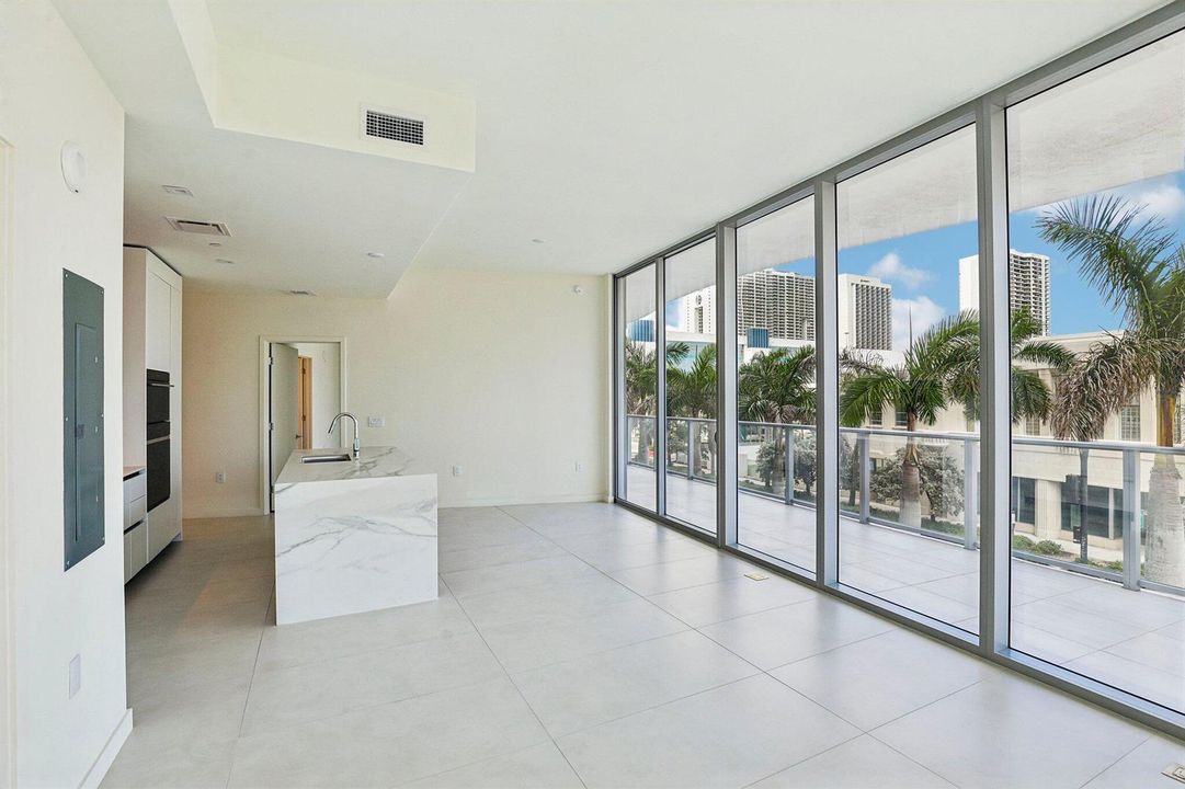 11-web-or-mls-Biscayne Blvd 201-S0409-01