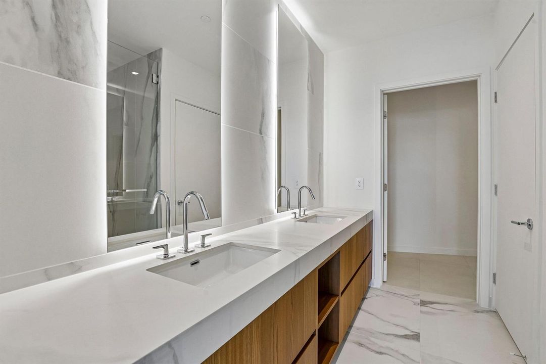 35-web-or-mls-Biscayne Blvd 201-S0409-03