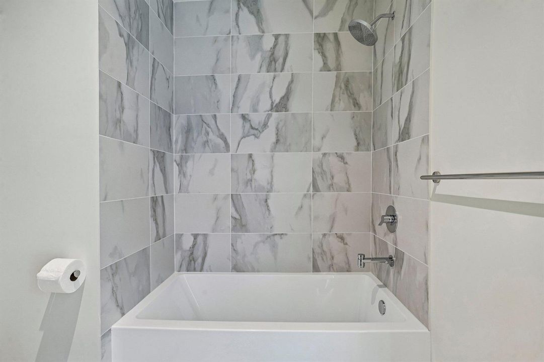 31-web-or-mls-Biscayne Blvd 201-S0409-03