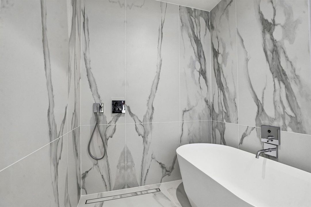 39-web-or-mls-Biscayne Blvd 201-S0409-03