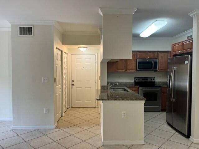 Kit to Foyer