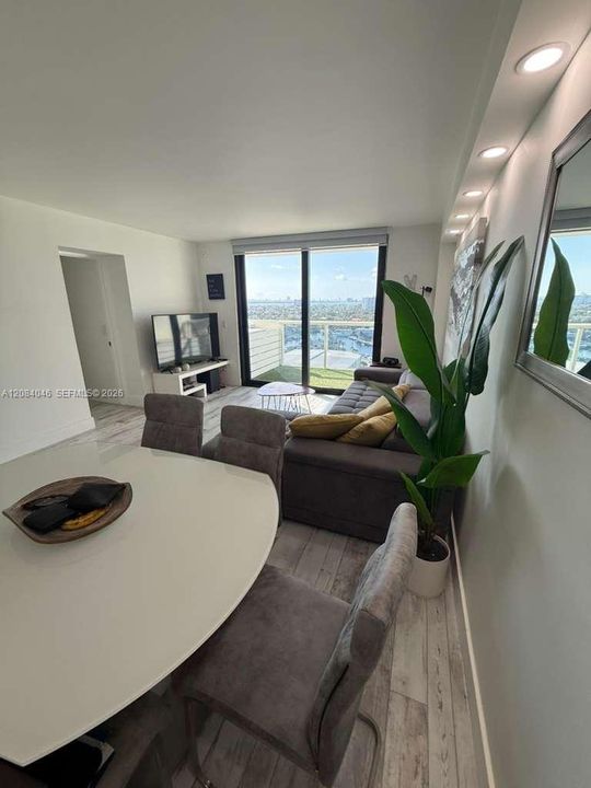 В аренду: $2,550 (2 спален, 2 ванн, 1070 Квадратных фут)