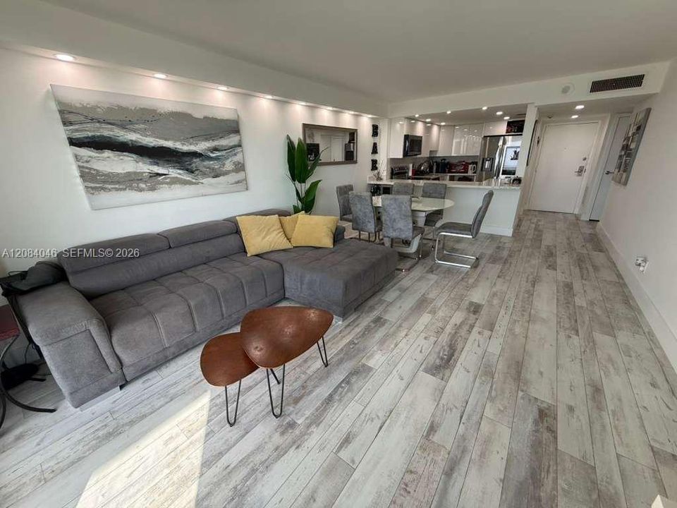 В аренду: $2,550 (2 спален, 2 ванн, 1070 Квадратных фут)