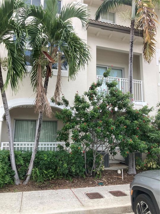 For Rent: $2,900 (3 beds, 2 baths, 1280 Square Feet)
