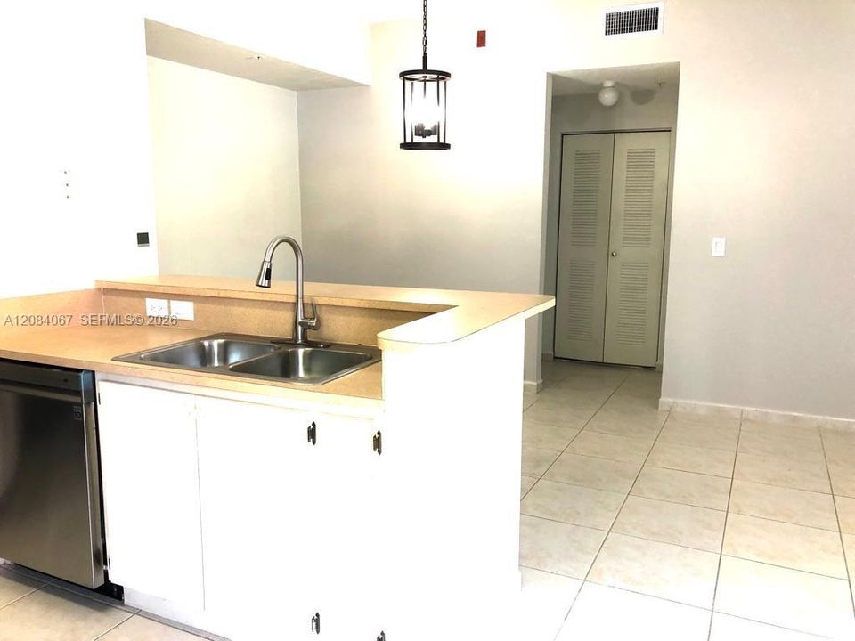 For Rent: $2,150 (1 beds, 1 baths, 650 Square Feet)