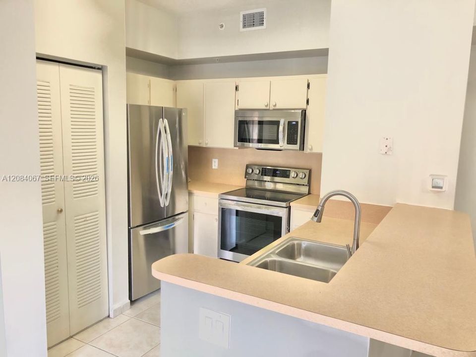 For Rent: $2,150 (1 beds, 1 baths, 650 Square Feet)