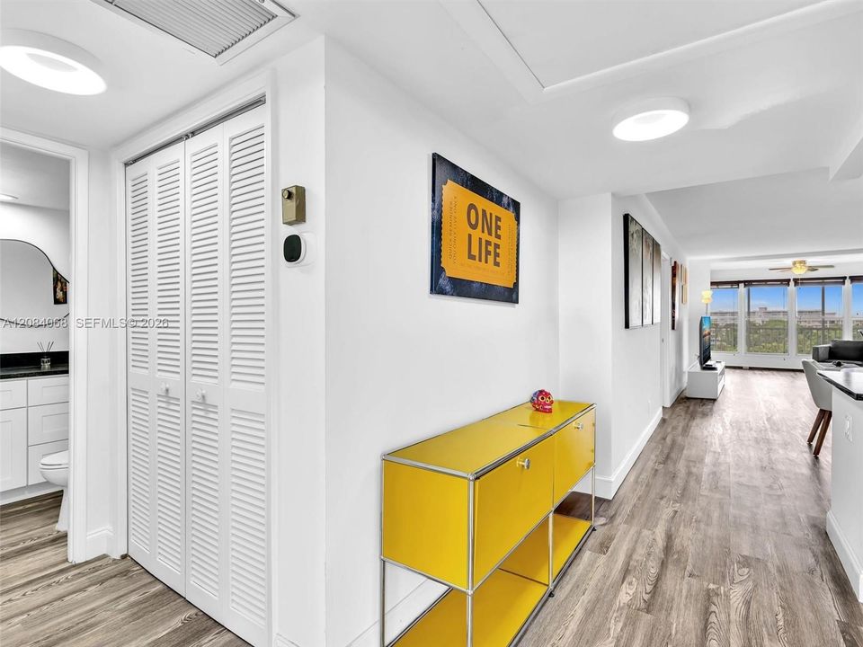 For Rent: $1,850 (1 beds, 1 baths, 900 Square Feet)
