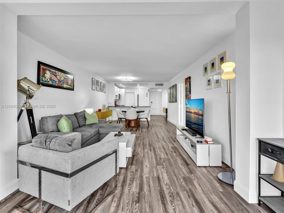 For Rent: $1,850 (1 beds, 1 baths, 900 Square Feet)