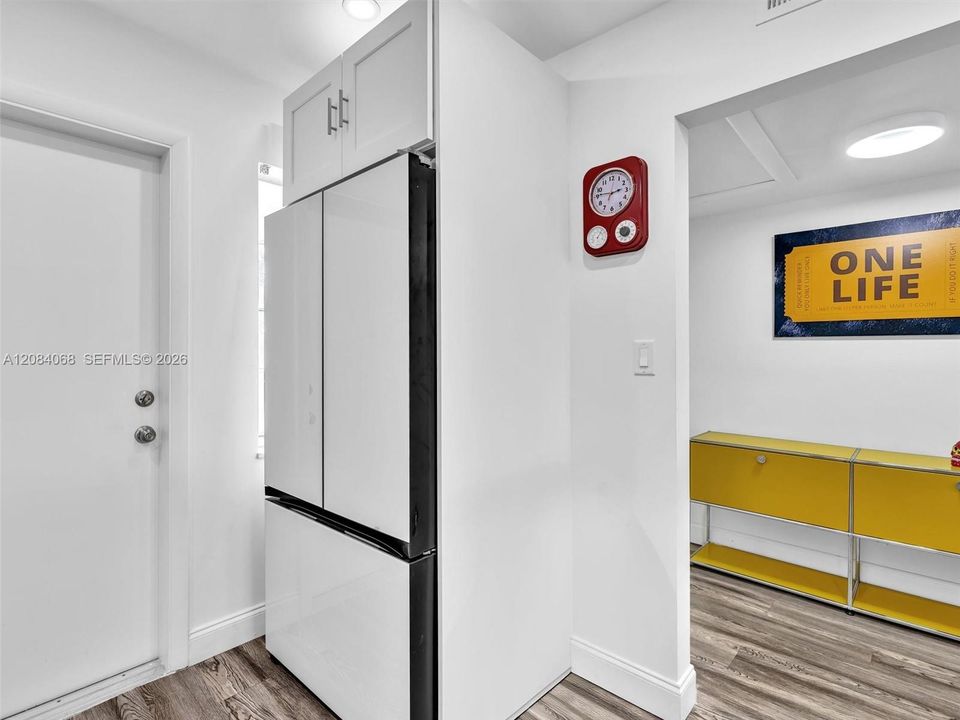 For Rent: $1,850 (1 beds, 1 baths, 900 Square Feet)