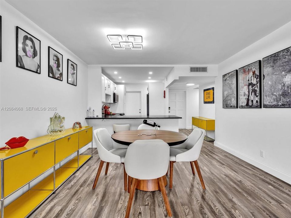 For Rent: $1,850 (1 beds, 1 baths, 900 Square Feet)