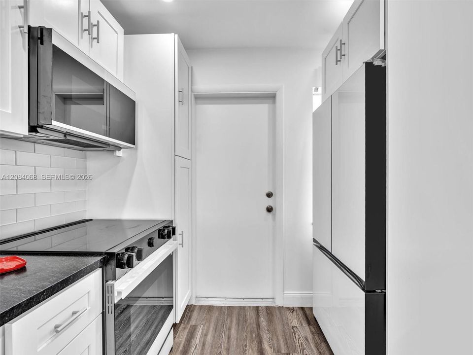 Brand New Kitchen, Top Quality Wood Cabinets and Quartz countertops. Top of the Line appliances.