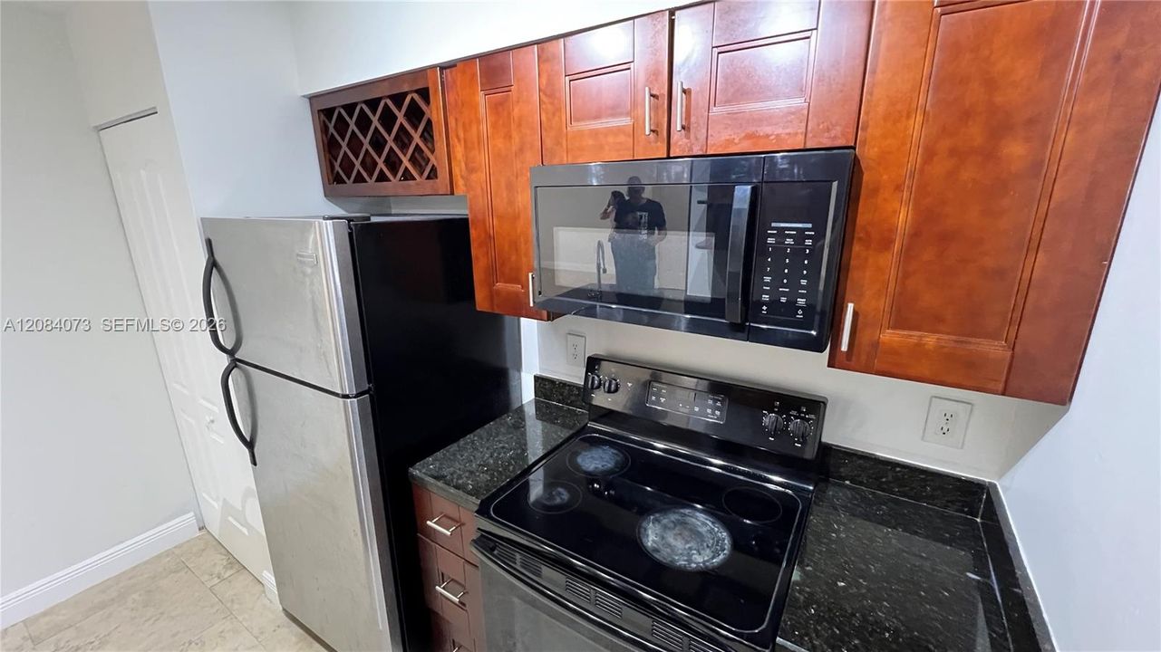 For Rent: $1,750 (1 beds, 1 baths, 804 Square Feet)