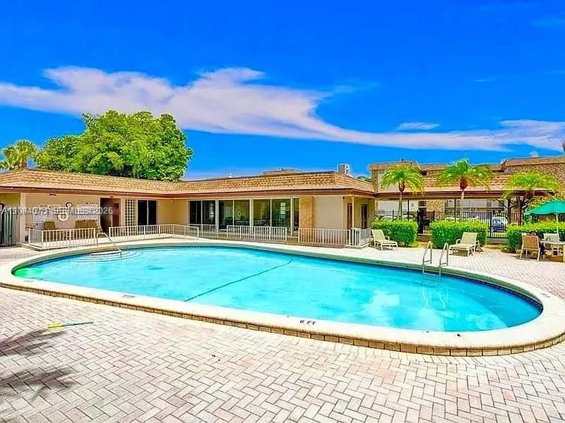 На продажу: $228,999 (2 спален, 2 ванн, 912 Квадратных фут)