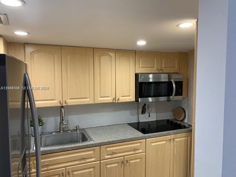 For Rent: $2,200 (0 beds, 1 baths, 600 Square Feet)